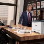 Xerox® C310 kleurenprinter mensen op kantoor